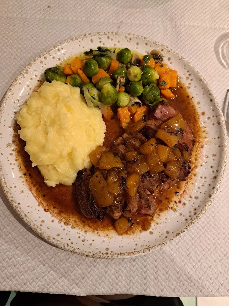 Magret de Canard À la Mangue Accompagné d'une Purée de Pomme de Terre Et de Petits Légumes